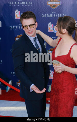 Chris Evans und Hayley Atwell bei der Premiere der Paramount Studios und Marvel Entertainment 'Captain America'. Ankünfte am El Capitan Theatre in Hollywood, CA, 19. Juli 2011 abgehalten. Foto von Joe Martinez/PictureLux Stockfoto