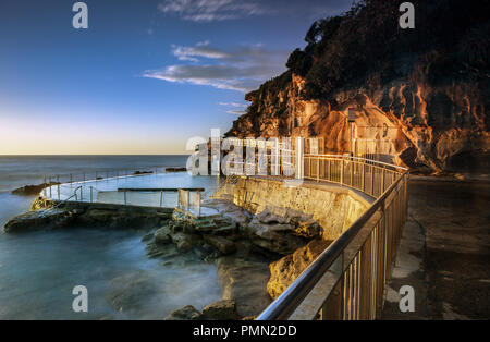 Sonnenaufgang auf dem Rock Pool & Felswand Stockfoto