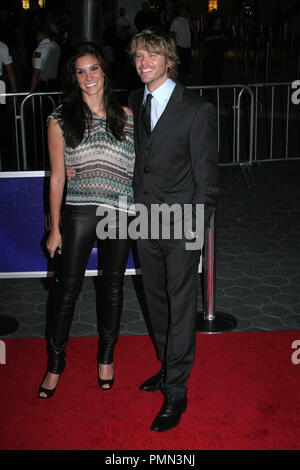 Daniela Ruah und Eric Christian Olsen bei der Weltpremiere von Universal Pictures' die Sache'. Ankünfte an den AMC CityWalk Stadion 19 in Universal City, 10. Oktober 2011 abgehalten. Foto: Richard Chavez/Picturelux Stockfoto