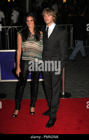 Daniela Ruah und Eric Christian Olsen bei der Weltpremiere von Universal Pictures' die Sache'. Ankünfte an den AMC CityWalk Stadion 19 in Universal City, 10. Oktober 2011 abgehalten. Foto: Richard Chavez/Picturelux Stockfoto