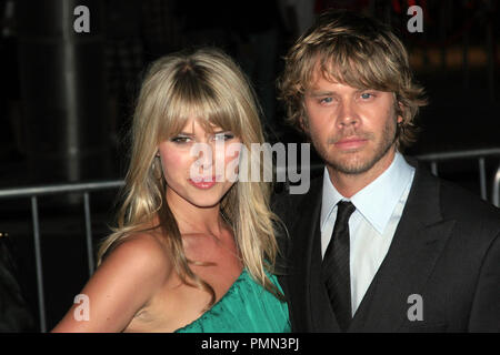 Sarah Wright und Freund Eric Christian Olsen bei der Weltpremiere von Universal Pictures' die Sache'. Ankünfte an den AMC CityWalk Stadion 19 in Universal City, 10. Oktober 2011 abgehalten. Foto: Richard Chavez/Picturelux Stockfoto