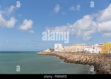 Die Küste und die Mauer in der Stadt Cádiz in Andalusien, Spanien Stockfoto