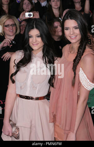 Kylie Jenner und Schwester Kendall Jenner bei der Weltpremiere von Summit Entertainment "Die Twilight Saga: Breaking Dawn - Teil 1'. Ankunft im Nokia Theater in Los Angeles statt Leben in Los Angeles, CA, 14. November 2011. Foto: Richard Chavez/Picturelux Stockfoto