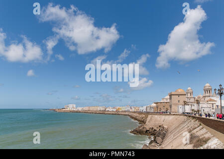 Die Küste und die Mauer in der Stadt Cádiz in Andalusien, Spanien Stockfoto