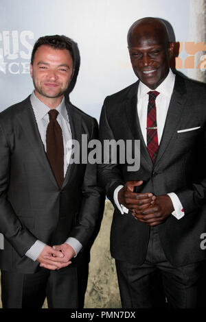 Nick Tarabay und Peter Mensah bei der Premiere von Starz der Original Serie partacus: Vengeance'. Ankunft am Arclight Cinerama Dome in Los Angeles, CA, 18. Januar 2012 statt. Foto: R.Anthony/Picturelux Stockfoto