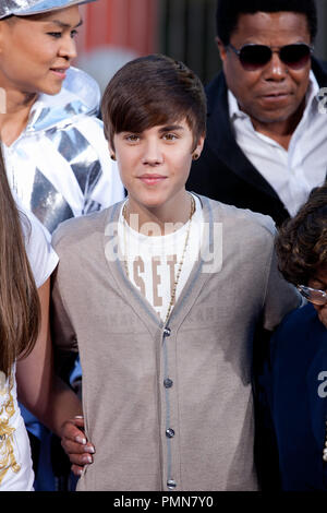 Justin Bieber am Michael Jackson verewigt mit Hand- und Fußabdruck Zeremonie am Grauman Chinese Theatre in Hollywood, CA. Die Veranstaltung fand am Donnerstag, 26. Januar 2012 statt. Foto von Eden Ari/PRPP/PictureLux Stockfoto