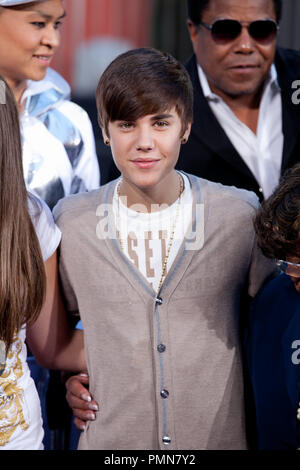 Justin Bieber am Michael Jackson verewigt mit Hand- und Fußabdruck Zeremonie am Grauman Chinese Theatre in Hollywood, CA. Die Veranstaltung fand am Donnerstag, 26. Januar 2012 statt. Foto von Eden Ari/PRPP/PictureLux Stockfoto