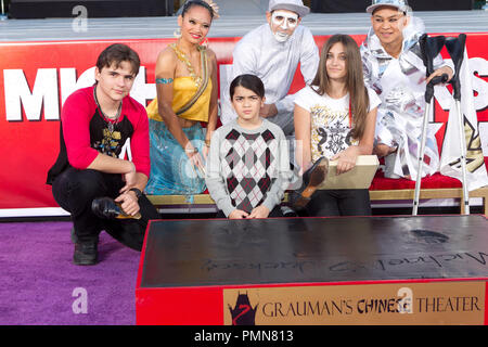 (L - R) Prince Jackson, Blanket Jackson und Paris Jackson auf der Michael Jackson verewigt mit Hand- und Fußabdruck Zeremonie am Grauman Chinese Theatre in Hollywood, CA. Die Veranstaltung fand am Donnerstag, 26. Januar 2012 statt. Foto von Eden Ari/PRPP/PictureLux Stockfoto