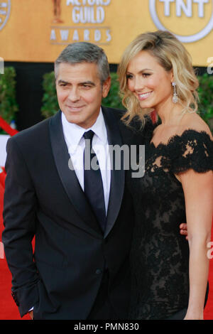 George Clooney und Stacy Keibler auf der 18. jährlichen Screen Actors Guild Awards. Ankunft im Shrine Auditorium in Los Angeles, CA, 29. Januar 2012 statt. Foto von Joe Martinez/PictureLux Stockfoto