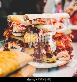 Ein Teller mit Schinken Baguette (Jamon, Parma Schinken) in einem Fenster Cafe in Spanien, die zusammen gestapelt wie ein Turm Stockfoto