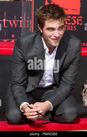 Robert Pattinson im 'Twilight' Trio Robert Pattinson, Kristen Stewart und Taylor Lautner Hand- und Fußabdruck Zeremonie am Grauman's Manns Chinese Theater in Hollywood, CA. Die Veranstaltung fand am Donnerstag, den 3. November 2011 statt. Foto von John Salangsang/PRPP/PictureLux Stockfoto