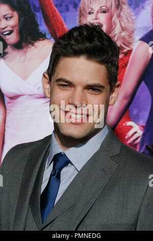 Jeremy Jordan bei der Weltpremiere von Warner Brothers' Bilder, "Jauchzen". Ankünfte am Grauman's Chinese Theater in Hollywood, CA, 9. Januar 2012 gehalten. Foto von Joe Martinez/PictureLux Stockfoto