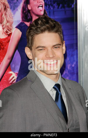 Jeremy Jordan bei der Weltpremiere von Warner Brothers' Bilder, "Jauchzen". Ankünfte am Grauman's Chinese Theater in Hollywood, CA, 9. Januar 2012 gehalten. Foto von Joe Martinez/PictureLux Stockfoto