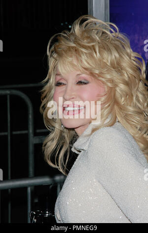 Dolly Parton bei der Weltpremiere von Warner Brothers' Bilder, "Jauchzen". Ankünfte am Grauman's Chinese Theater in Hollywood, CA, 9. Januar 2012 gehalten. Foto von Joe Martinez/PictureLux Stockfoto