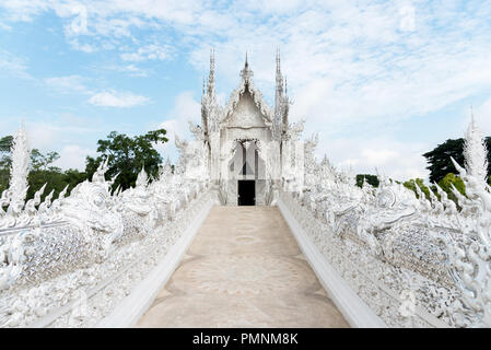 Juni 5, 2018: Blick auf den Wat Rong Khun (weiße Tempel). Chiang Rai, Thailand Stockfoto