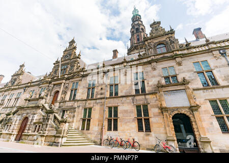 Leiden, APR 22: Morgen Blick auf das schöne Stadtbild und Rathaus am 22.April 2018 in Leiden, Niederlande Stockfoto