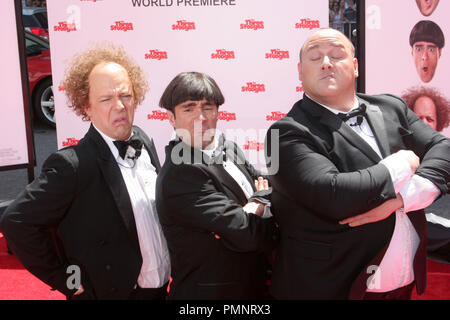 Sean Hayes, Chris Diamantopoulos und Sasso als die drei Stooges bei der Weltpremiere von Twentieth Century Fox "Die drei Stooges: Der Film'. Ankunft am Graumans Chinese Theatre in Hollywood, CA, 7. April 2012 statt. Foto: Richard Chavez/Picturelux Stockfoto