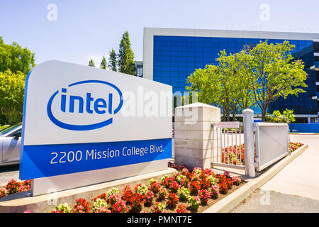 Mai 3, 2018 Santa Clara/CA/USA - Intel Schild vor dem Eingang zu den Büros und Museum im Silicon Valley gelegen Stockfoto