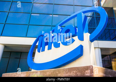 Mai 3, 2018 Santa Clara/CA/USA - Intel Schild vor dem Eingang zu den Büros und Museum im Silicon Valley gelegen Stockfoto