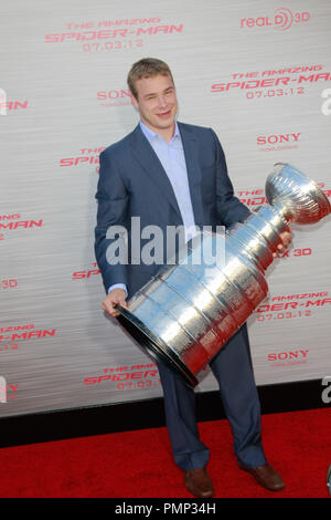 Dustin Brown, Los Angeles Kings Kapitän, bei der Premiere von Columbia Pictures/Marvel "The Amazing Spider-Man". Ankünfte am Regency Dorf Theater in Westwood, CA, 28. Juni 2012 statt. Foto von Joe Martinez/PictureLux Stockfoto