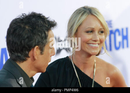 Ben Stiller und Christine Taylor bei der Premiere von Twentieth Century Fox's "Watch". Ankünfte am Grauman's Chinese Theater in Hollywood, CA, 23. Juli 2012 statt. Foto von Joe Martinez/PictureLux Stockfoto