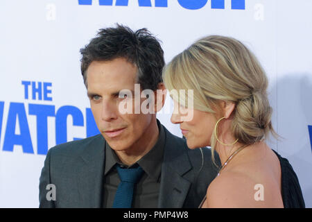 Ben Stiller und Christine Taylor bei der Premiere von Twentieth Century Fox's "Watch". Ankünfte am Grauman's Chinese Theater in Hollywood, CA, 23. Juli 2012 statt. Foto von Joe Martinez/PictureLux Stockfoto