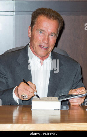 Arnold Schwarzenegger zeichen Exemplare seines neuen Buches "Total Recall: Meine Unglaublich wahre Lebensgeschichte' bei Barnes & Noble Buchhandlung an der Waldung in Los Angeles am 5. Oktober 2012. (Foto von Eden Ari/Vordere Reihe Funktionen/PRPP) Datei Referenz # 31690 003 PRPPEA nur für redaktionelle Verwendung - Alle Rechte vorbehalten Stockfoto