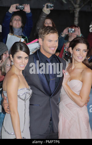 Ashley Greene, Nikki Reed, Kellan Lutz 11/12/2012 "Die Twilight Saga: Breaking Dawn - Teil 2' Premiere im Nokia Theater in Los Angeles statt Leben in Los Angeles, CA Foto von Izumi Hasegawa/HNW/PictureLux Stockfoto