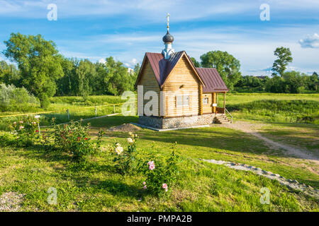Privolzhsk, Ivanovo Region, Russland - 04.07.2016: eine Schrift in der heiligen Quelle des tichwin Ikone der Mutter Gottes auf einen Sommertag, 04. Juli 2016 in Stockfoto