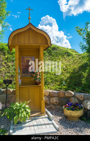 Privolzhsk, Ivanovo Region, Russland - 04.07.2016: Kapelle auf dem Heiligen Quelle Der tichwin Ikone der Mutter Gottes auf einen Sommertag, 04. Juli 2016 in Stockfoto