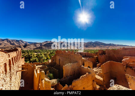 Blick auf die Kasbah Caids und Palm agrden Neben Tamnougalt im Draa-tal - Marokko Stockfoto