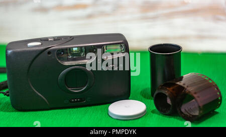 Alter Film Kamera Film auf einem grünen Hintergrund Stockfoto