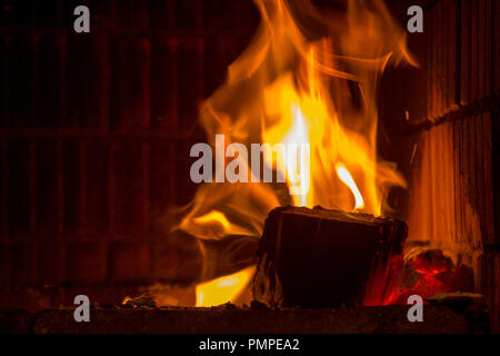 Brennholz in lodernde Flammen des Kamins Stockfoto