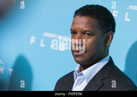 Denzel Washington kommt zur Premiere von Paramount Pictures'' Flug" ArcLight Kinos am 23. Oktober 2012 in Hollywood, Kalifornien. (Foto von Eden Ari/PRPP/PictureLux) Datei Referenz # 31675 192 PRPPEA nur für redaktionelle Verwendung - Alle Rechte vorbehalten Stockfoto