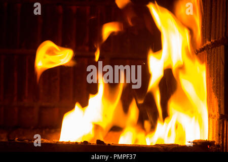 Schönen gemauerten Kamin mit orange Flamme Zungen Stockfoto