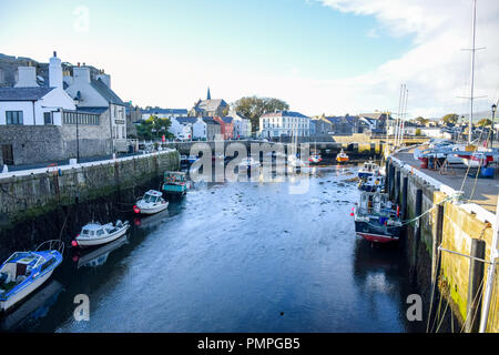 Yachtcharter Andocken an Kanal in einer netten kleinen Hafen in einem klaren, blauen Himmel Tag in einer kleinen Stadt von Douglas, Isle of Man. Stockfoto