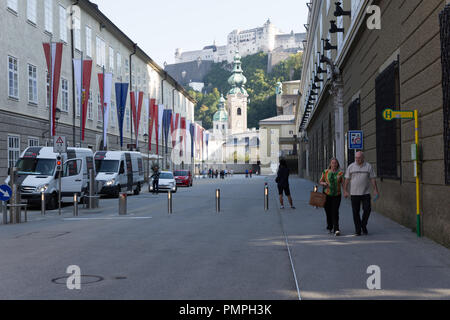 Stadtzentrum von Salzburg, Tirol, Österreich, mit Flaggen für den EU-Gipfel 2018. Stockfoto