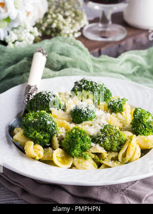 Pasta Orecchiette mit Brokkoli in Weiß Teller auf Holztisch. Einfaches Rezept für das Mittagessen. Stockfoto