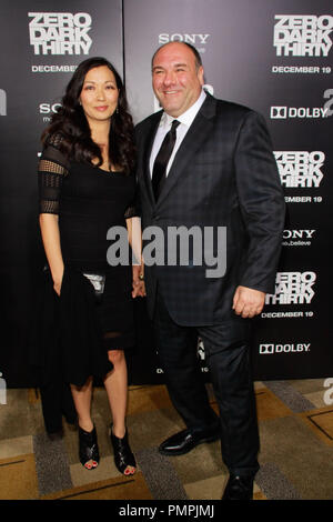 James Gandolfini und Deborah Lin bei der Premiere von Columbia Pictures ''0 Dark 30". Ankünfte an den Dolby Theater in Hollywood, CA, 10. Dezember 2012 gehalten. Foto von Joe Martinez/PictureLux Stockfoto