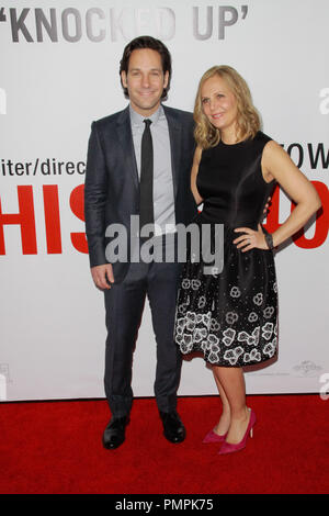 Paul Rudd und Frau Julie Yaeger bei der Weltpremiere von Universal Pictures'' Dies ist 40'. Ankünfte am Grauman's Chinese Theater in Hollywood, CA, 12. Dezember 2012 gehalten. Foto von Joe Martinez/PictureLux Stockfoto