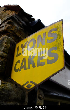 Vintage Lyons Kuchen signage an Ryedale Folk Museum, Hutton le Hole, ENGLAND Stockfoto