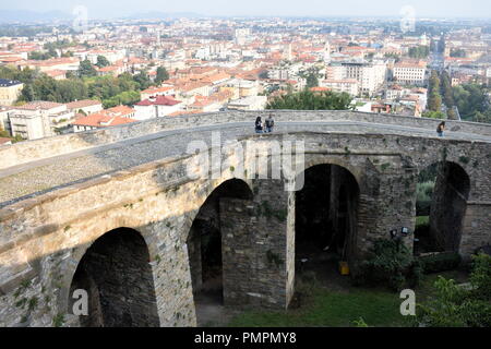 Italien, die schöne mittelalterliche Stadt Bergamo. Weg, der zum Tor Porta San Giacomo führt. Ein Eingang durch die venezianische Stadtmauer zur Altstadt. Stockfoto