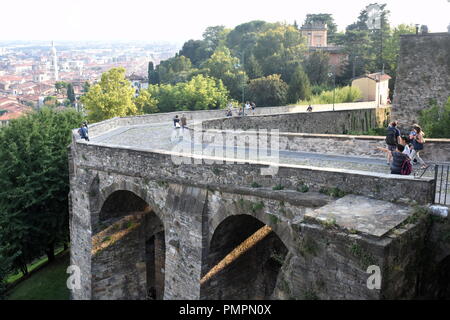 Italien, der schönen mittelalterlichen Stadt Bergamo. Die Porta San Giacomo Tor zur Altstadt. Stockfoto