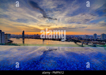 Sonnenaufgang über Infinity Pool von avani Hotel, Bangkok Stockfoto