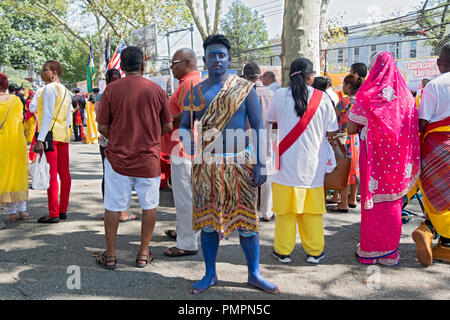 Porträt einer hinduistischen junger Mann in Blau als der Gott Shiva. Zum Abschluss der Madrassi Parade in Richmond Hill, Queens, New York, gekleidet. Stockfoto