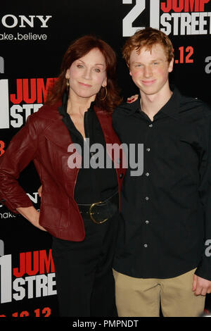 Marilu Henner und Sohn Nicholas Morgan bei der Premiere von Columbia Pictures' "21 Jump Street". Ankünfte am Grauman's Chinese Theater in Hollywood, CA, 13. März 2012 statt. Foto von Joe Martinez/PictureLux Stockfoto