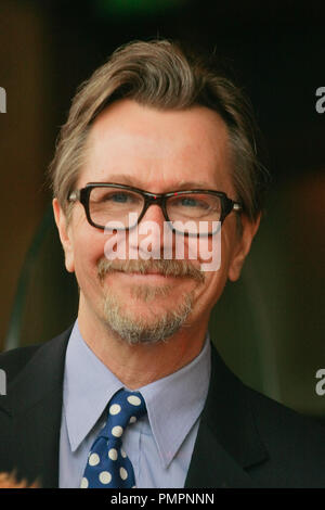 Gary Oldman im Hollywood Handelskammer Zeremonie Malcolm McDowell mit einem Stern auf dem Hollywood Walk of Fame zu Ehren in Hollywood, CA, März 16,2012. Foto von Joe Martinez/PictureLux Stockfoto