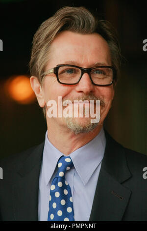 Gary Oldman im Hollywood Handelskammer Zeremonie Malcolm McDowell mit einem Stern auf dem Hollywood Walk of Fame zu Ehren in Hollywood, CA, März 16,2012. Foto von Joe Martinez/PictureLux Stockfoto