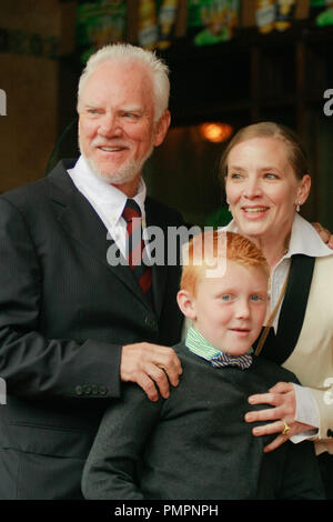Malcolm McDowell, Frau Kelley und Sohn Beckett im Hollywood Handelskammer Zeremonie ihn mit einem Stern auf dem Hollywood Walk of Fame zu Ehren in Hollywood, CA, 16. März 2012 Foto von Joe Martinez/PictureLux Stockfoto
