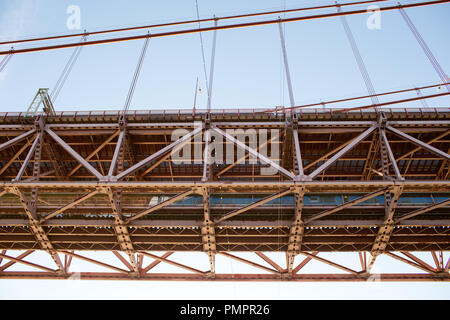 Nahaufnahme der 25 de Abril Bridge, eine Hängebrücke in Portugal mit Lissabon und Almada Stockfoto